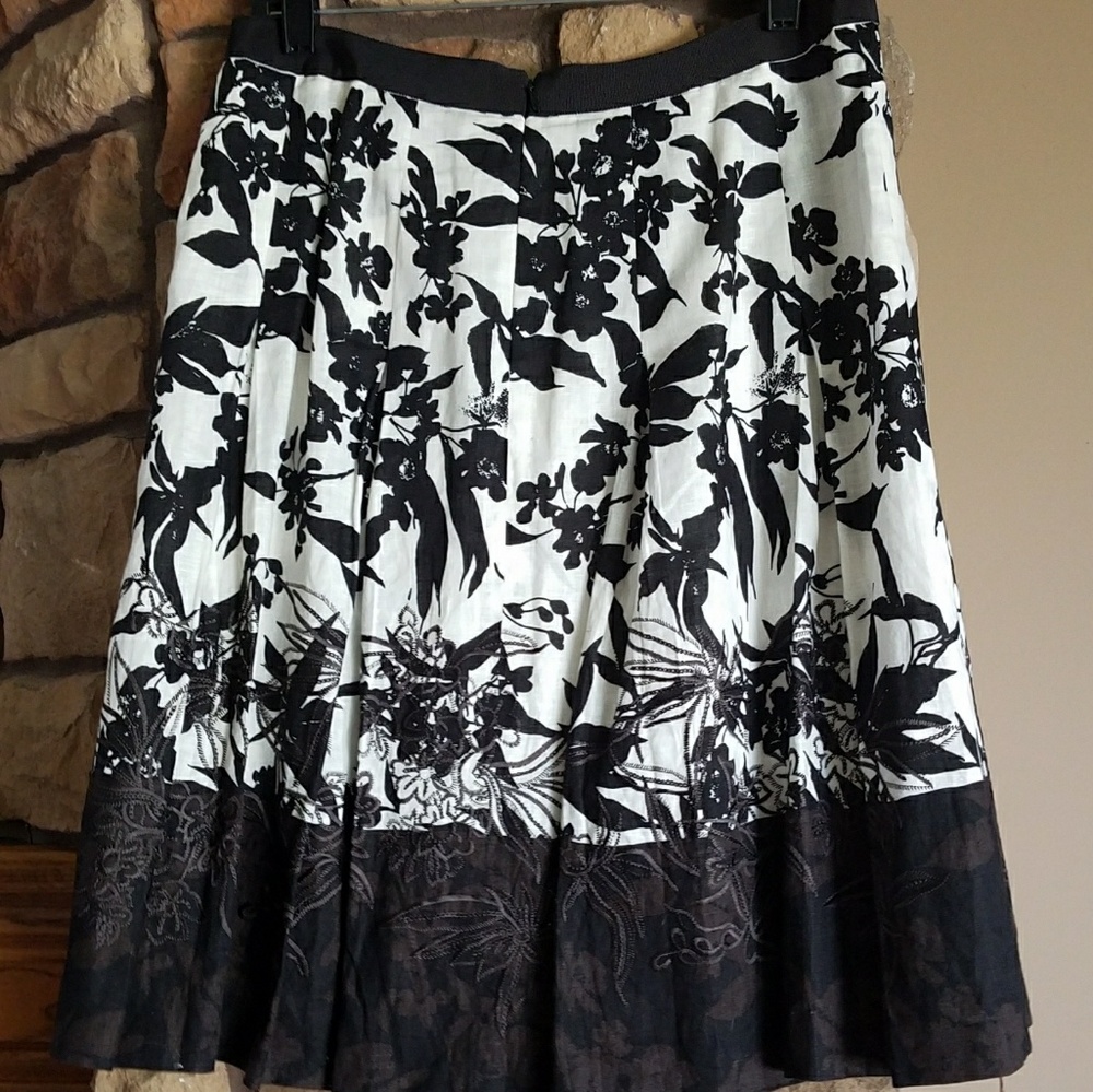 Ann Taylor skirt, pleated size 10 - Picture 2 of 4